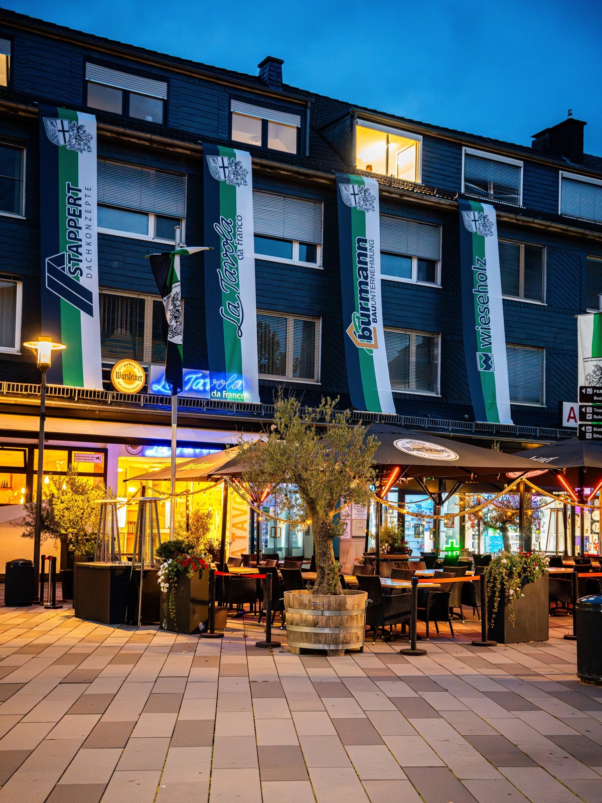 La Tavola da Franco mit beleuchteter Terrasse am Kaiser-Otto-Platz in Meschede